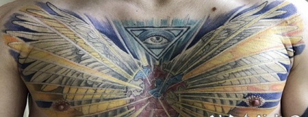 天使翅膀纹身图案 男生胸上天使翅膀和几何纹身图片