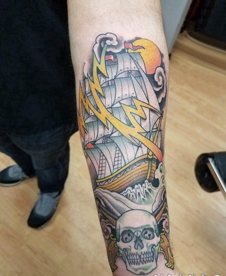 纹身小帆船 男生小臂上骷髅和帆船纹身图片