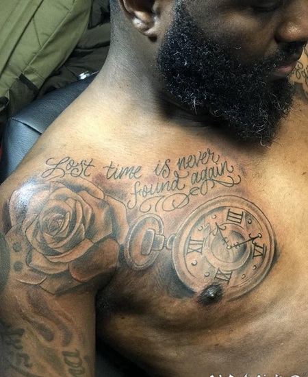 纹身肩膀男 男生肩膀上玫瑰和钟表纹身图片