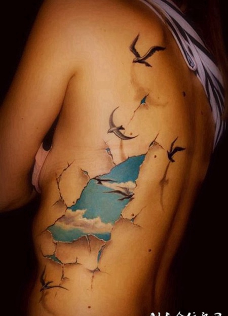 暗藏的蓝天梦想，侧腰d撕皮彩绘纹身