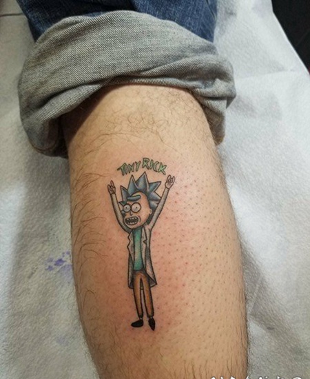 纹身卡通人物 男生小腿上彩绘的卡通人物纹身图片