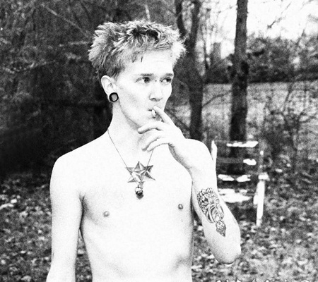 纹身六芒星图案 男生胸上黑灰的六芒星纹身图片