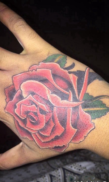 纹身玫瑰花 女生手背上彩绘的玫瑰纹身图片