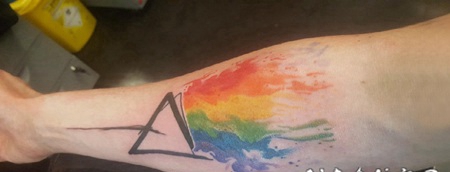 水彩泼墨纹身 男生小臂上创意的水彩泼墨纹身图片