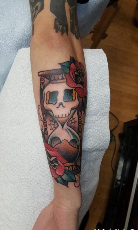 纹身沙漏 男生手臂上沙漏和骷髅纹身图片