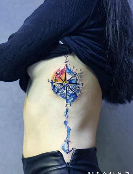 通往梦想的方向，侧腰指南针船锚水彩纹身