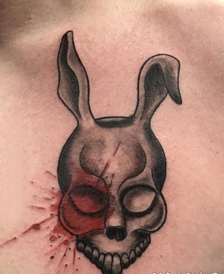 纹身兔 男生胸上黑灰的兔子纹身图片