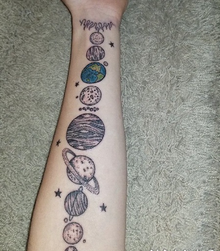 纹身星球 女生小臂上彩绘的星球纹身图片