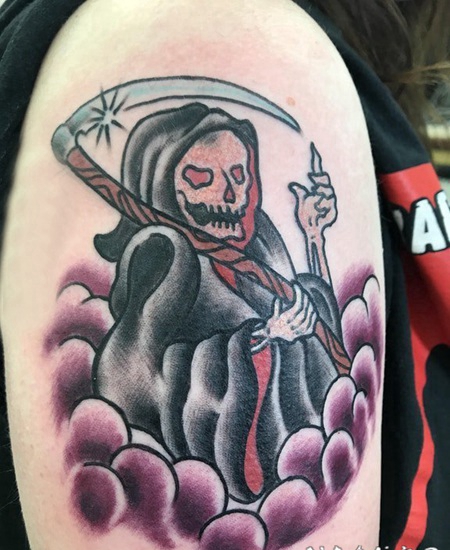 死神镰刀纹身图案 女生大臂上死神镰刀纹身图片