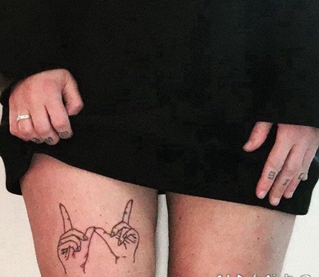 纹身手指 女生大腿上极简的手指纹身图片