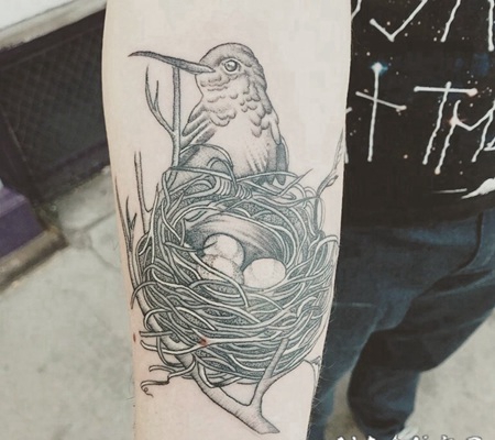 纹身鸟 女生小臂上黑灰的鸟纹身图片