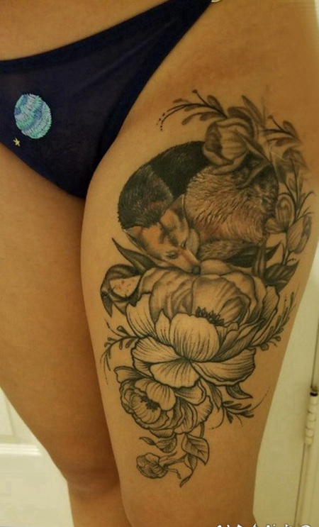 纹身图案花朵 女生大腿上狐狸和花朵纹身图片