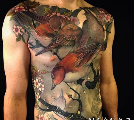 鸟语戏花香，胸腹部鸟与花唯美纹身