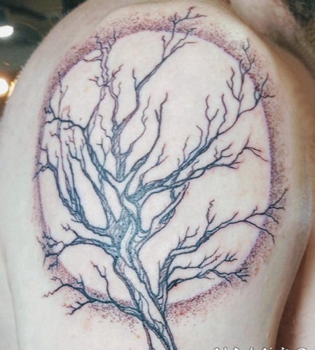 纹身树和月亮纹身图案 男生大臂上纹身树和月亮纹身图片