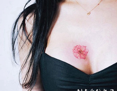 藏在心中的美艳,美女胸口鲜艳的花蕊纹身