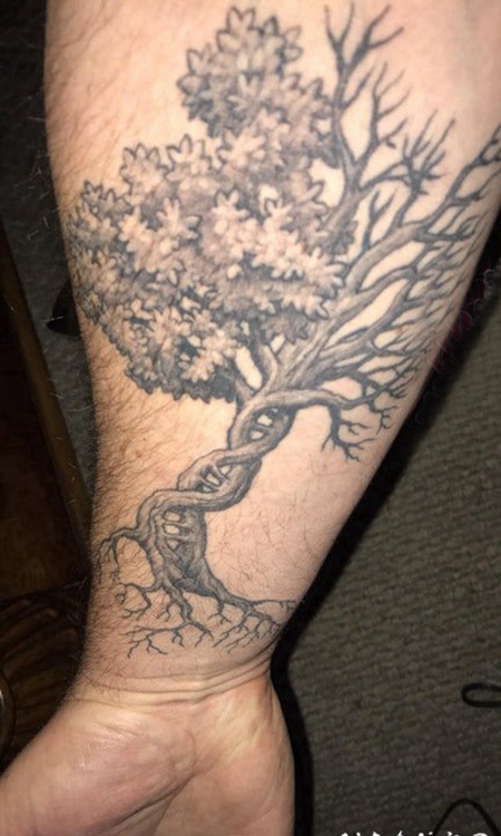 纹身树枝 男生手臂上黑灰的树纹身图片
