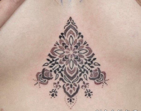 几何和花纹身图案 女生胸上几何和花纹身图片