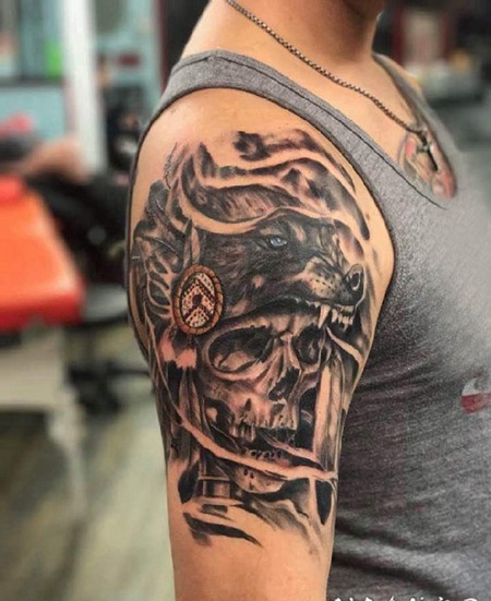 骷髅和狼纹身图案 男生大臂上黑灰的骷髅和狼纹身图片