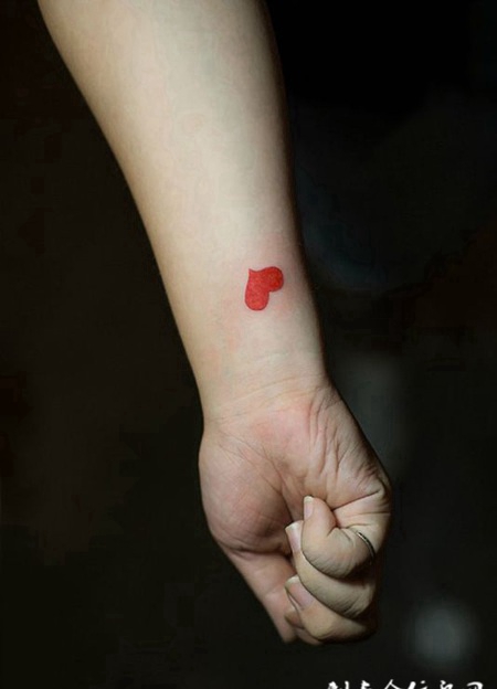 心动的感觉，手臂小红心图腾纹身