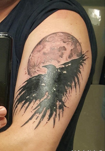 纹身老鹰图片 男生大臂上黑灰的老鹰纹身图片