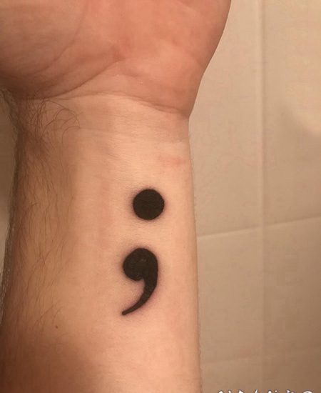 纹身符号 男生手腕上黑色的符号纹身图片