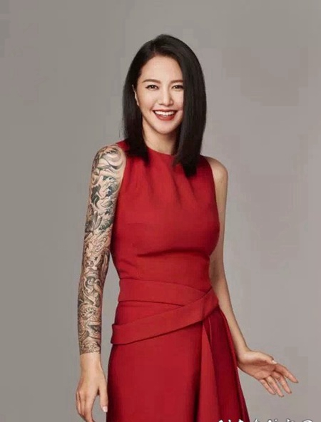 谭维维花臂纹身图案 谭维维手臂上莲花和动物纹身图片