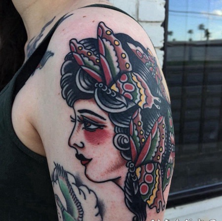 人物肖像纹身 男生大臂上蝴蝶和人物肖像纹身图片