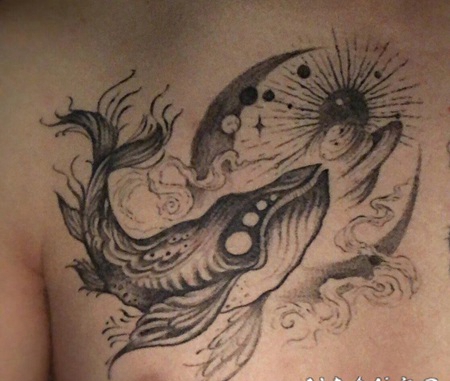 纹身鲸鱼 男生胸上鲸鱼和月亮纹身图片