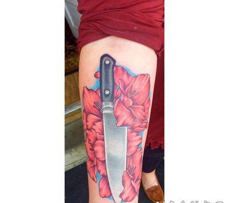 欧美匕首纹身 女生小臂上匕首和花朵纹身图片