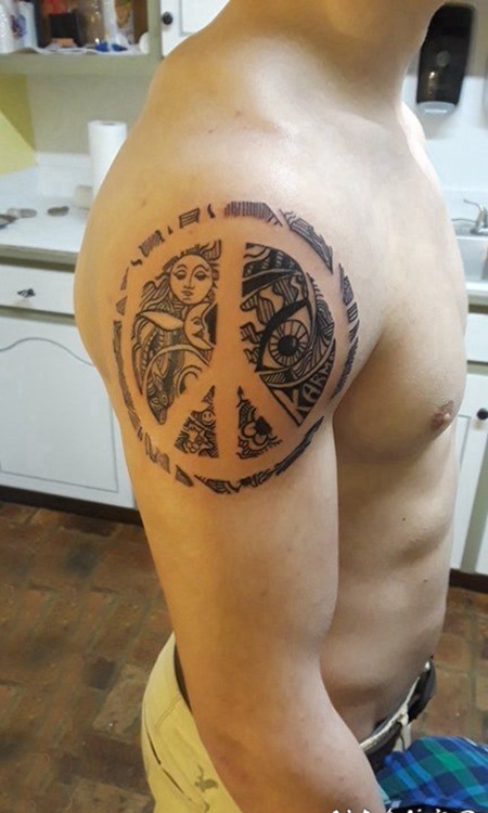 纹身符号 男生大臂上黑灰的符号纹身图片