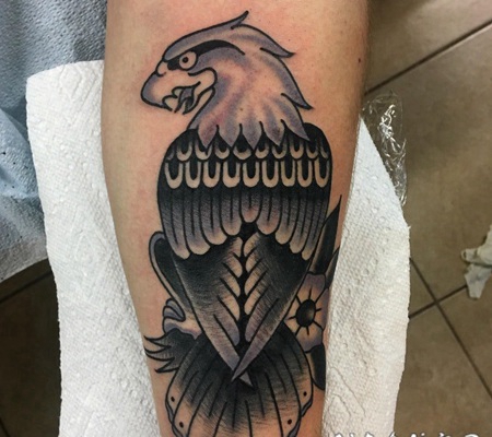 纹身老鹰图片 男生手臂上黑灰的老鹰纹身图片