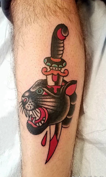 豹子头纹身 男生小臂上豹子头和匕首纹身图片