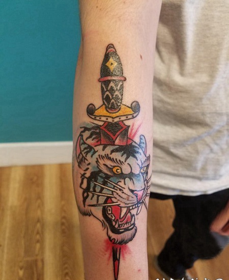 纹身老虎 男生手臂上老虎和匕首纹身图片