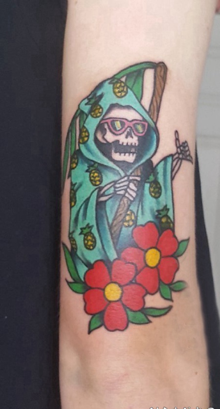 骷髅和花朵纹身图案 女生手臂上骷髅和花朵纹身图片