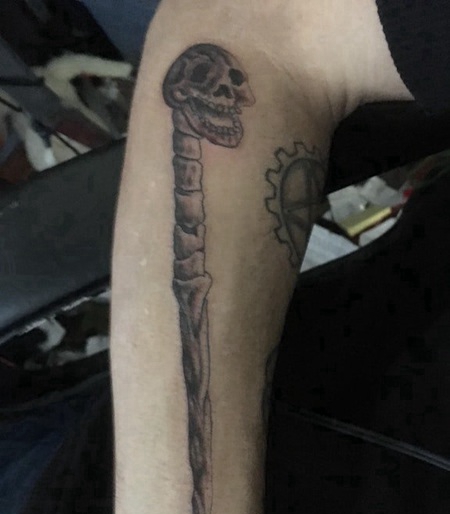 骷髅纹身 女生手臂上黑灰的骷髅纹身图片