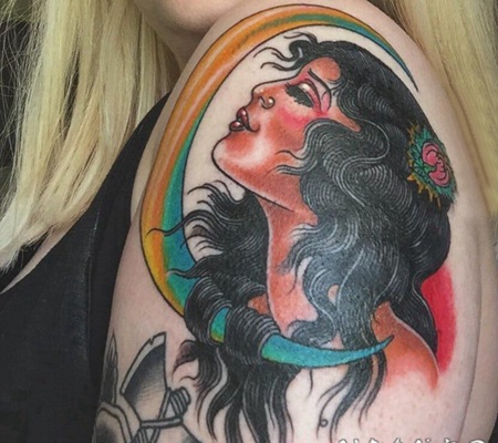 女生和月亮纹身图案 女生大臂上女生和月亮纹身图片