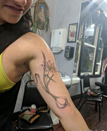 水仙花纹身图案 女生大臂上黑灰的水仙花纹身图片