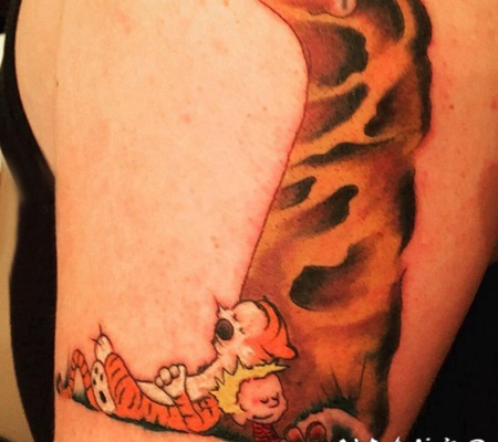 纹身卡通 男生大臂上老虎和人物纹身图片