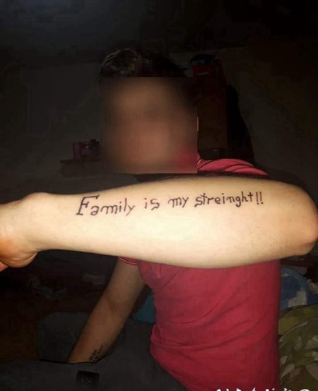 手纹身英文字母 男生手臂上黑色的英文纹身图片