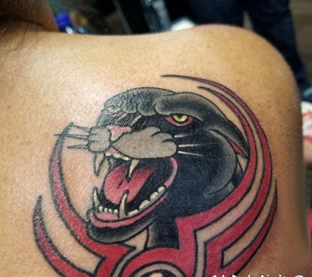 豹子头纹身 女生肩膀上创意的豹子头纹身图片