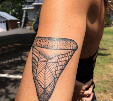 几何 纹身图案 女生手臂上极简的几何纹身图片