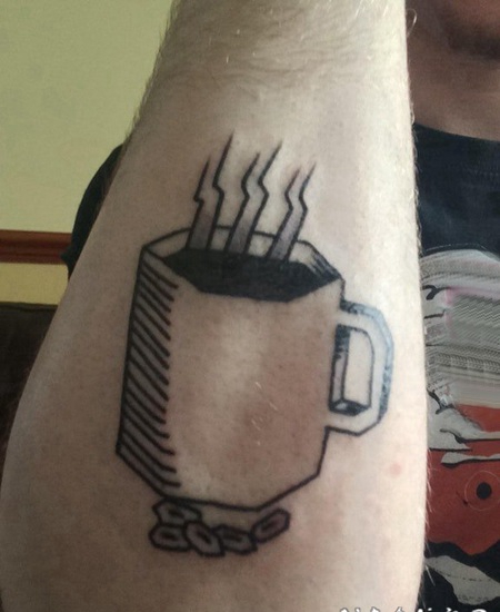 咖啡纹身图案 男生手臂上黑灰的咖啡纹身图片