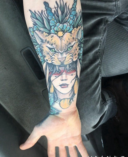 老虎和女孩纹身图案 男生小臂上老虎和女孩纹身图片