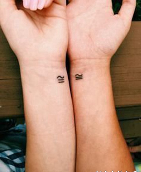 水瓶座纹身小图案 情侣手臂上极简的水瓶座纹身图片