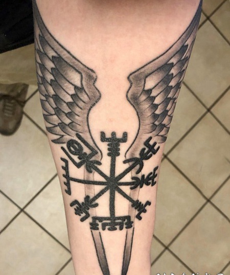 天使翅膀纹身图案 女生小臂上黑灰的翅膀纹身图片