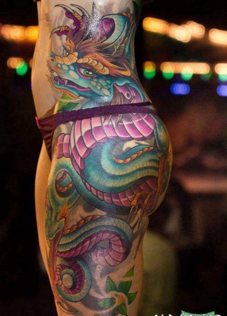 臀部纹身 女生臀部彩绘的龙纹身图片