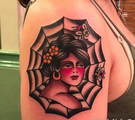 蜘蛛网纹身图案 女生手臂上人物和蜘蛛网纹身图片