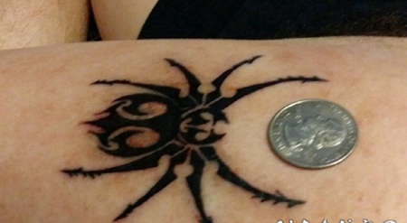 蜘蛛纹身 男生手臂黑色的蜘蛛纹身图片