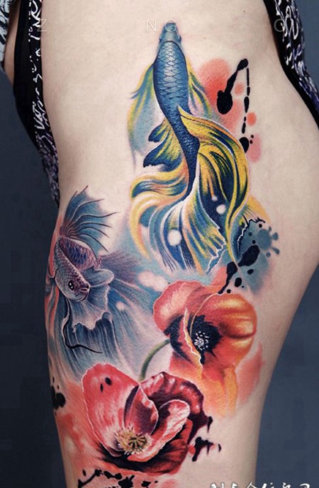 斗鱼戏花间，臀部斗鱼鲜花彩绘纹身
