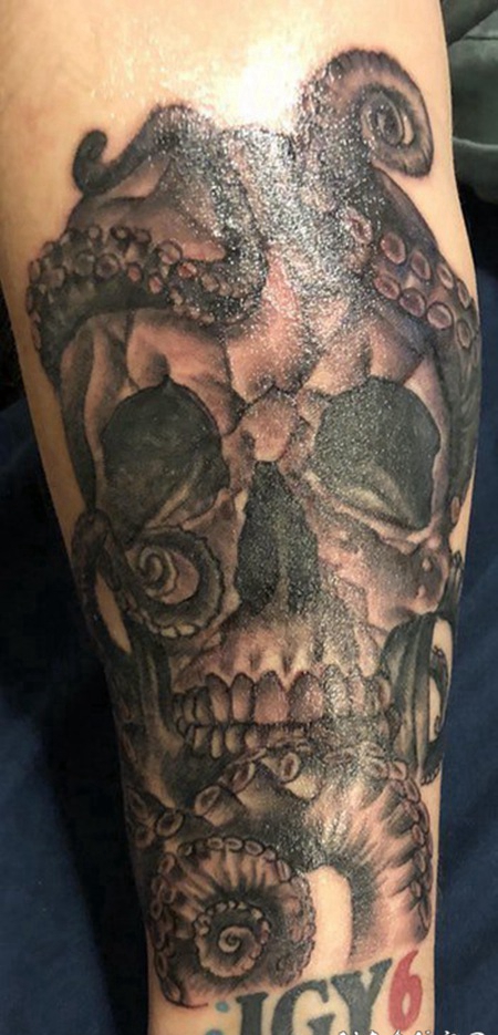 骷髅纹身 男生手臂上素描的骷髅纹身图片